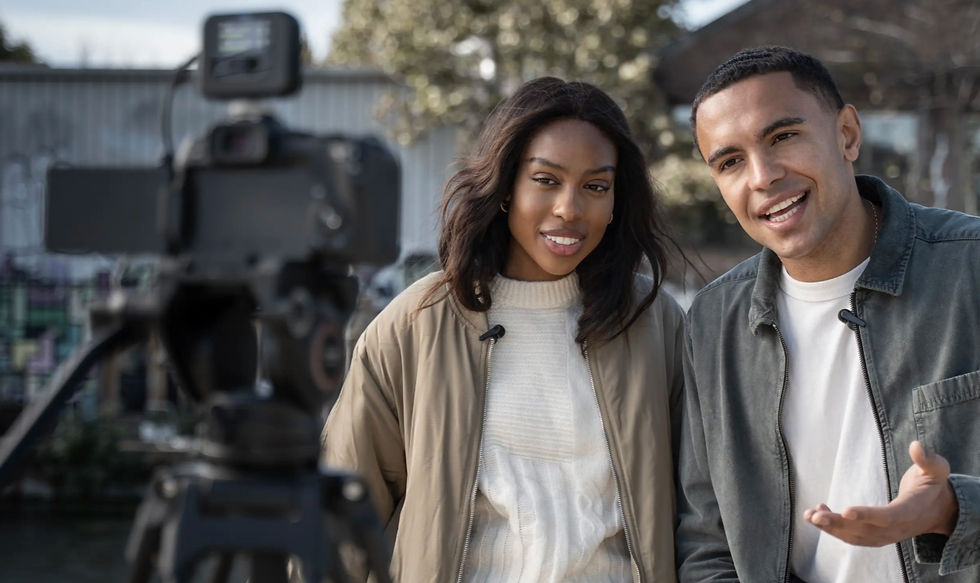 criadores de conteúdo em frente à câmera na rua usando microfones shure MoveMic