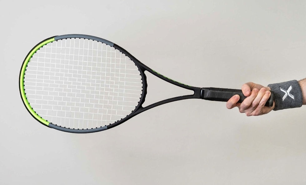 Tenis raketi forehand tutuşu, doğru el pozisyonu ile yan görünüm