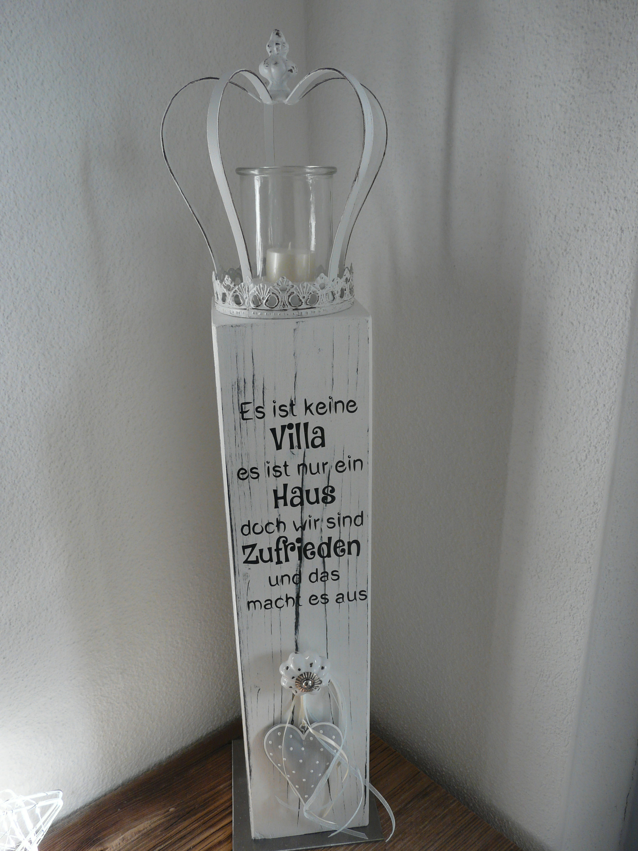 Holz Säule mit Spruch, Krone mit Kerzenglas, dekoriert und mit Metallfussplatte