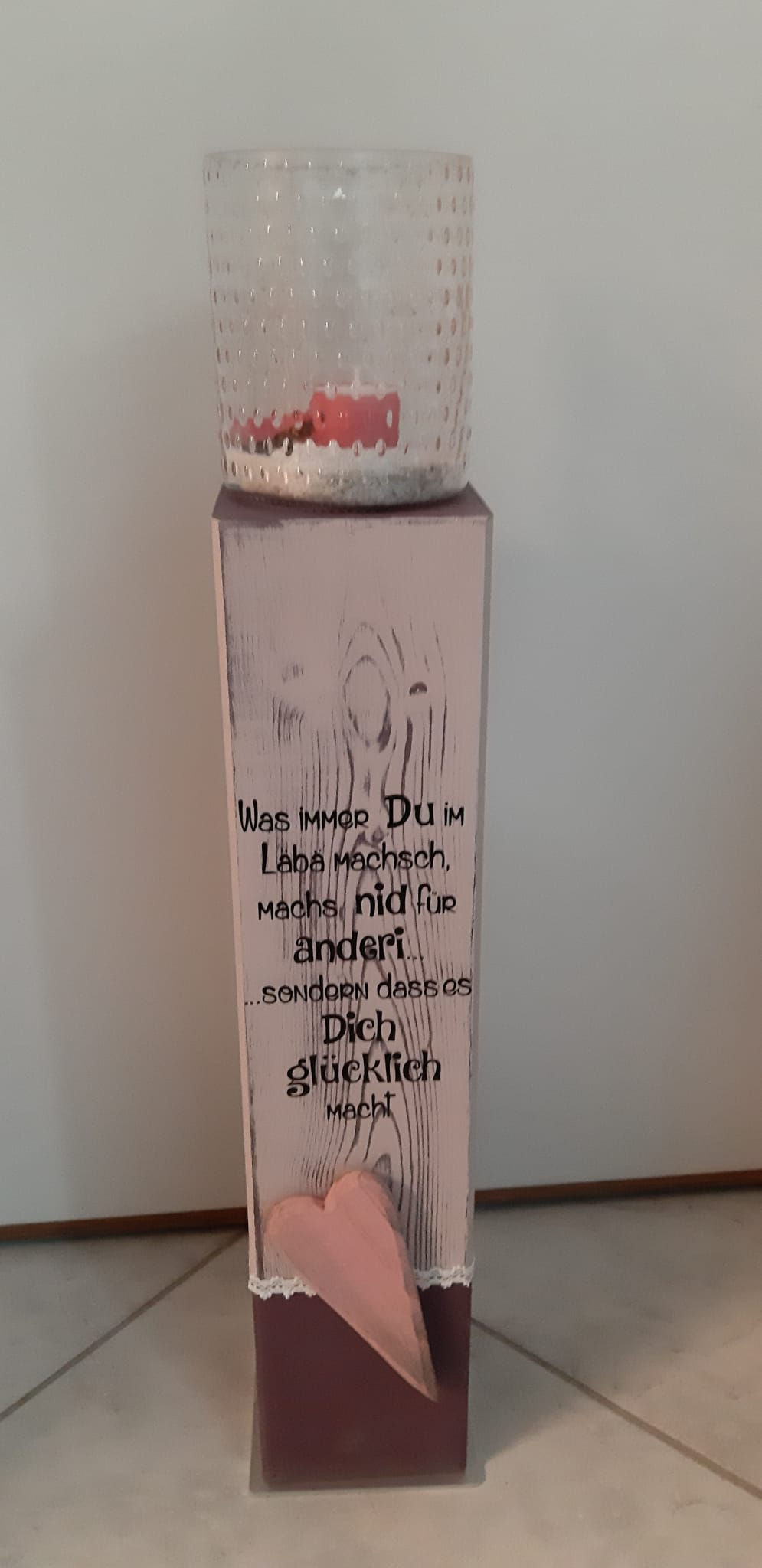 Holz Säule mit Spruch und Kerzenglas Pflaumenrot / Rosenquarz