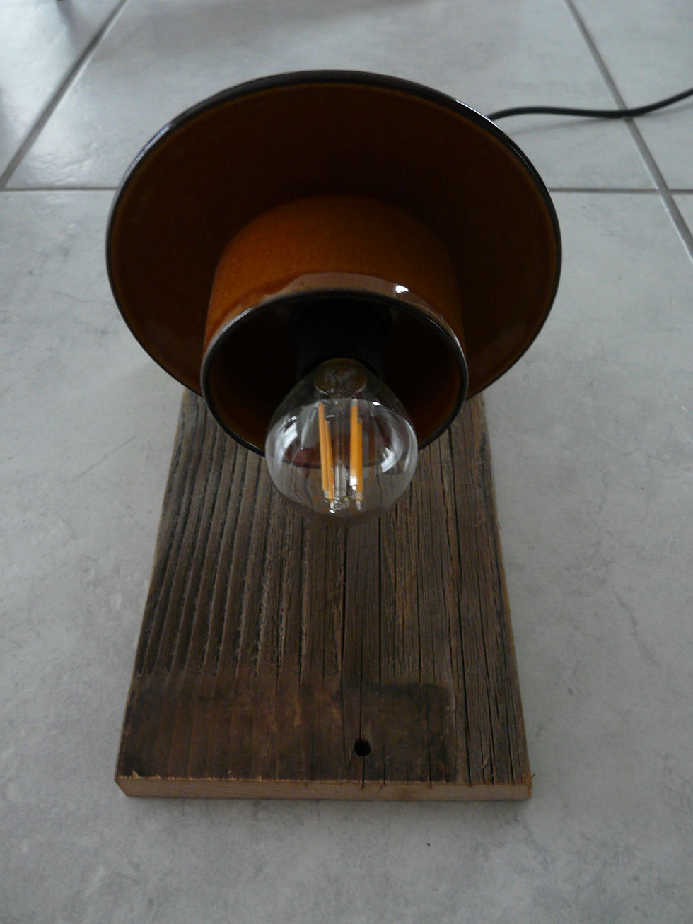 Miniaturbild: Wandlampe mit Altholz und Kaffeetasse