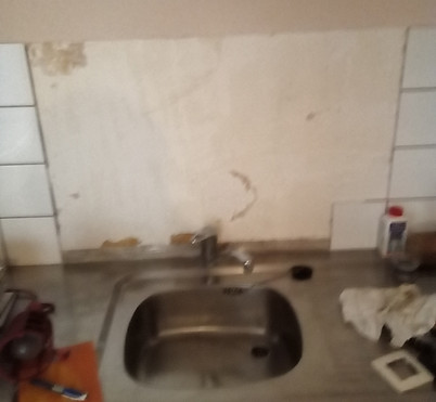 lavabo avec une faïence manquante