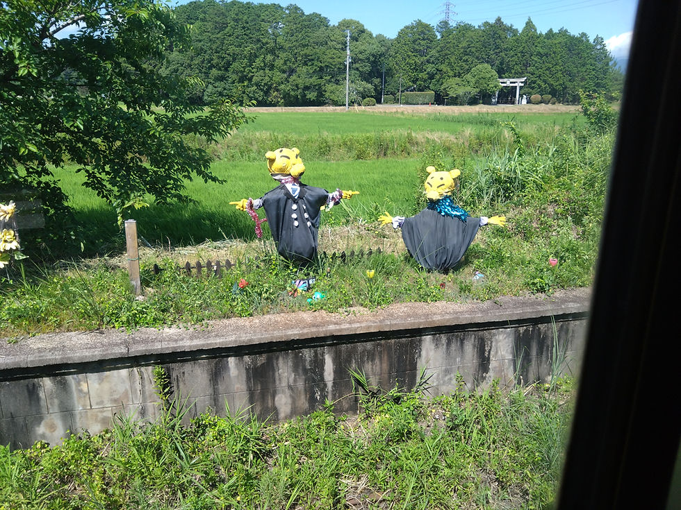 途中の駅ホームでは近江鉄道社員の方が作られたかかしを今年も見ることができた