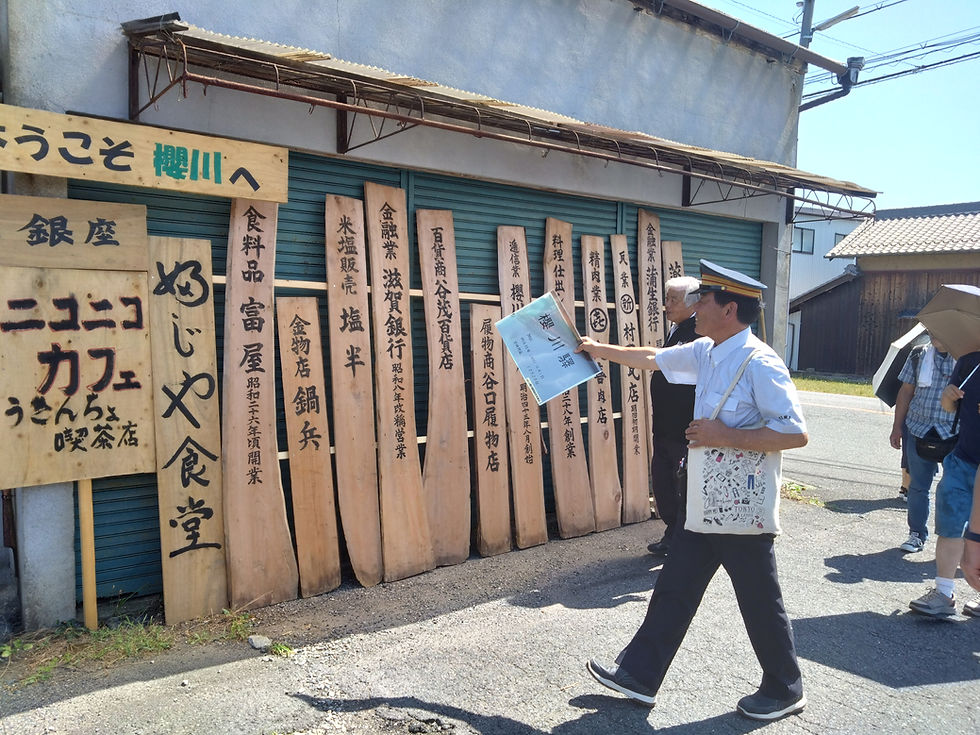 桜川駅前にはかつての商店街、おぶさ銀座の店名看板が並ぶ