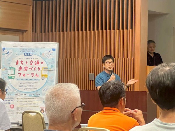 クルマ中心の社会は人々の生活を幸せにしないことを指摘する塩見康博教授