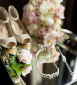 HOW DO I FIND A WEDDING PHOTOGRAPHER