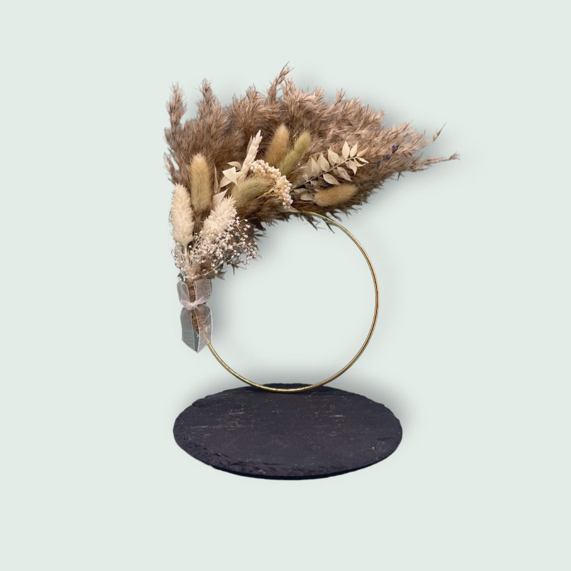 Goldring mit Trockenblumen