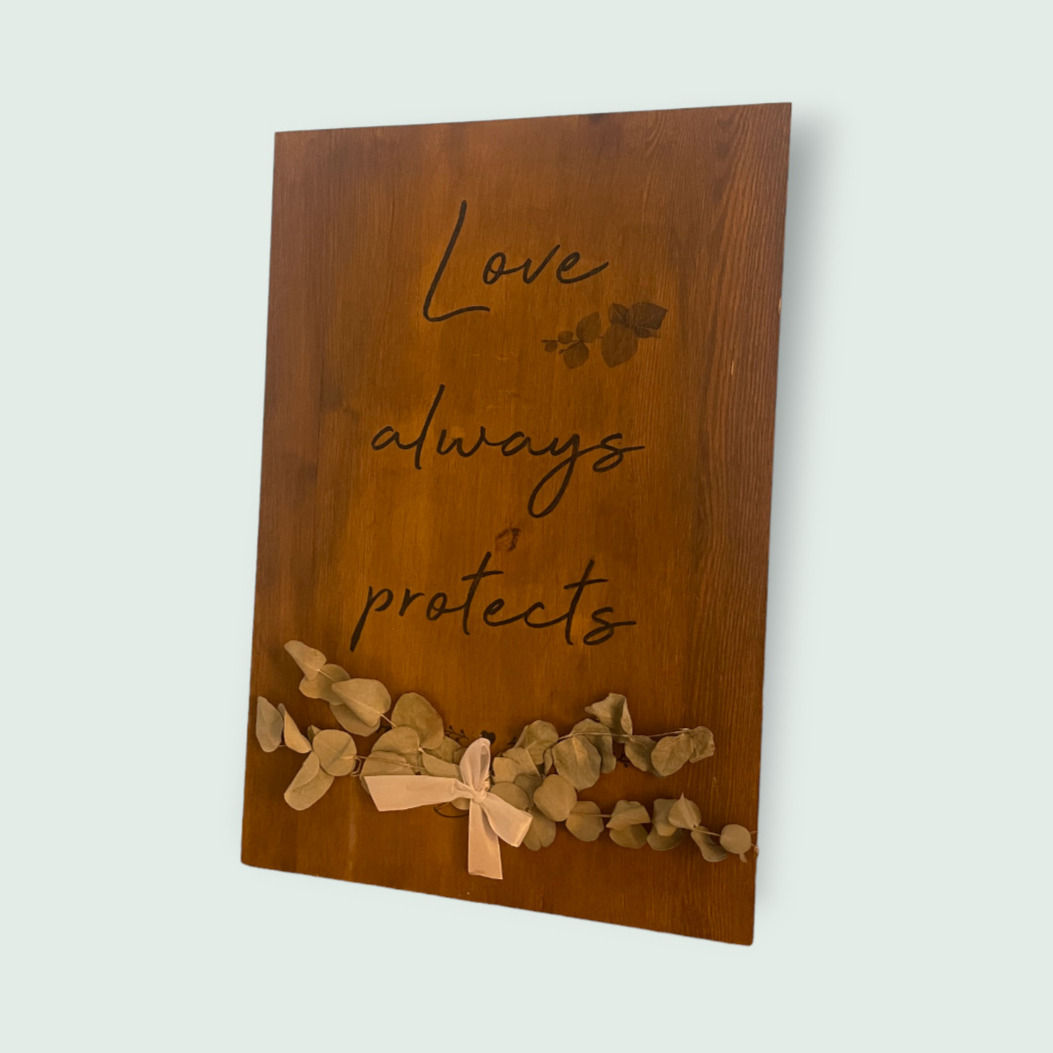 Holzaufsteller "Love always protects"