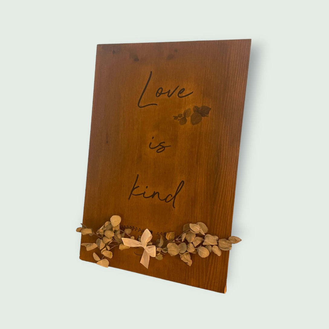 Holzaufsteller "Love is kind"