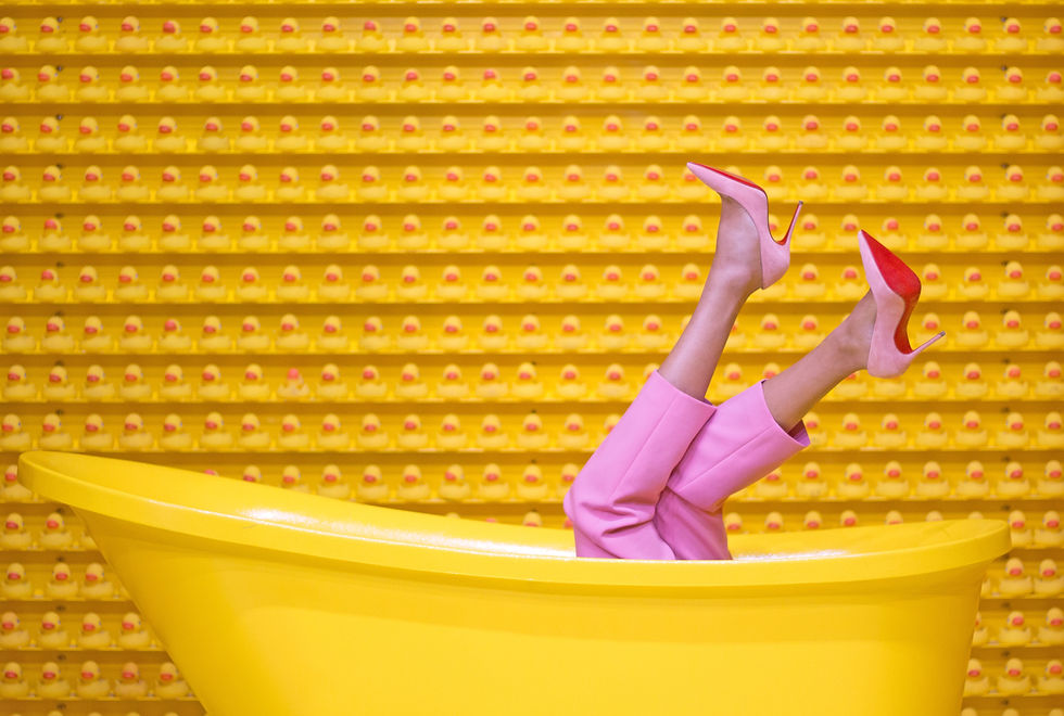 bathtub-fashion-feet-1630344.jpg
