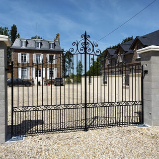 Portail métal traditionnel
