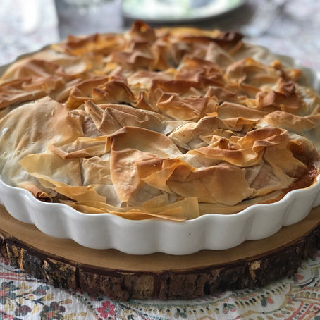 Empanada de masa filo con ratatouille, ricotta y albahaca
