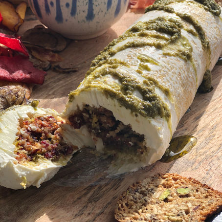 Rollo queso crema, tomate, berries y pesto