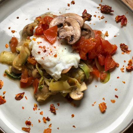 Tallarines de zapallito italiano con huevo poché