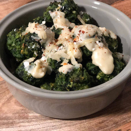 Bolitas de Espinaca con Salsa Blanca