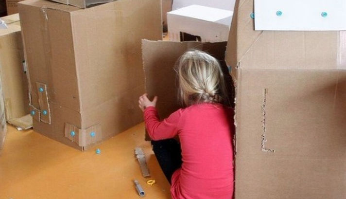 fille%20construit%20cabane_edited.jpg
