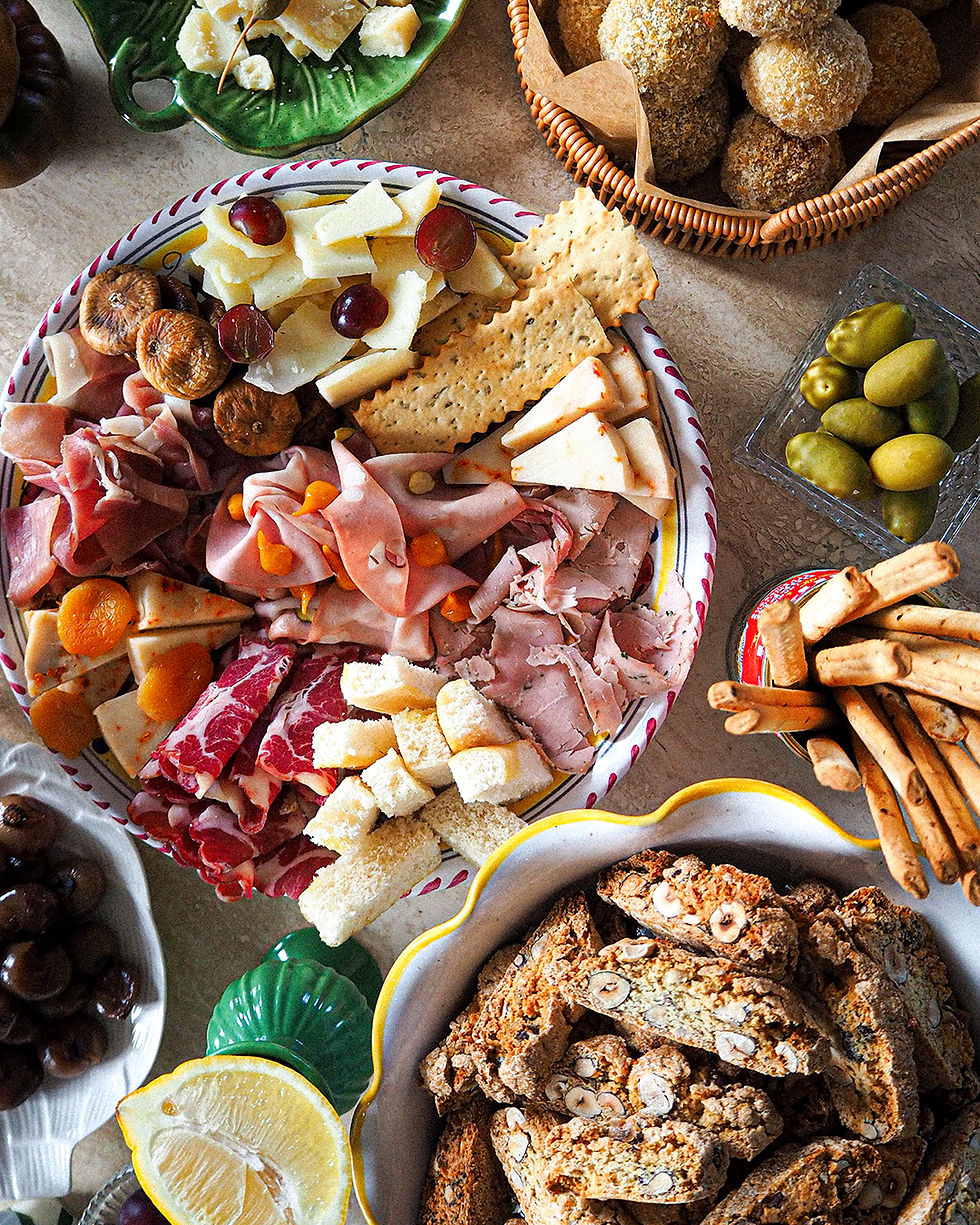 Buffet de produits italien dans une jolie vaisselle