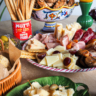 Spécialités italiennes présentées sur un table de buffet 