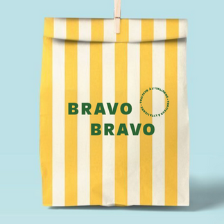 un sac de livraison avec le logo Bravo Bravo