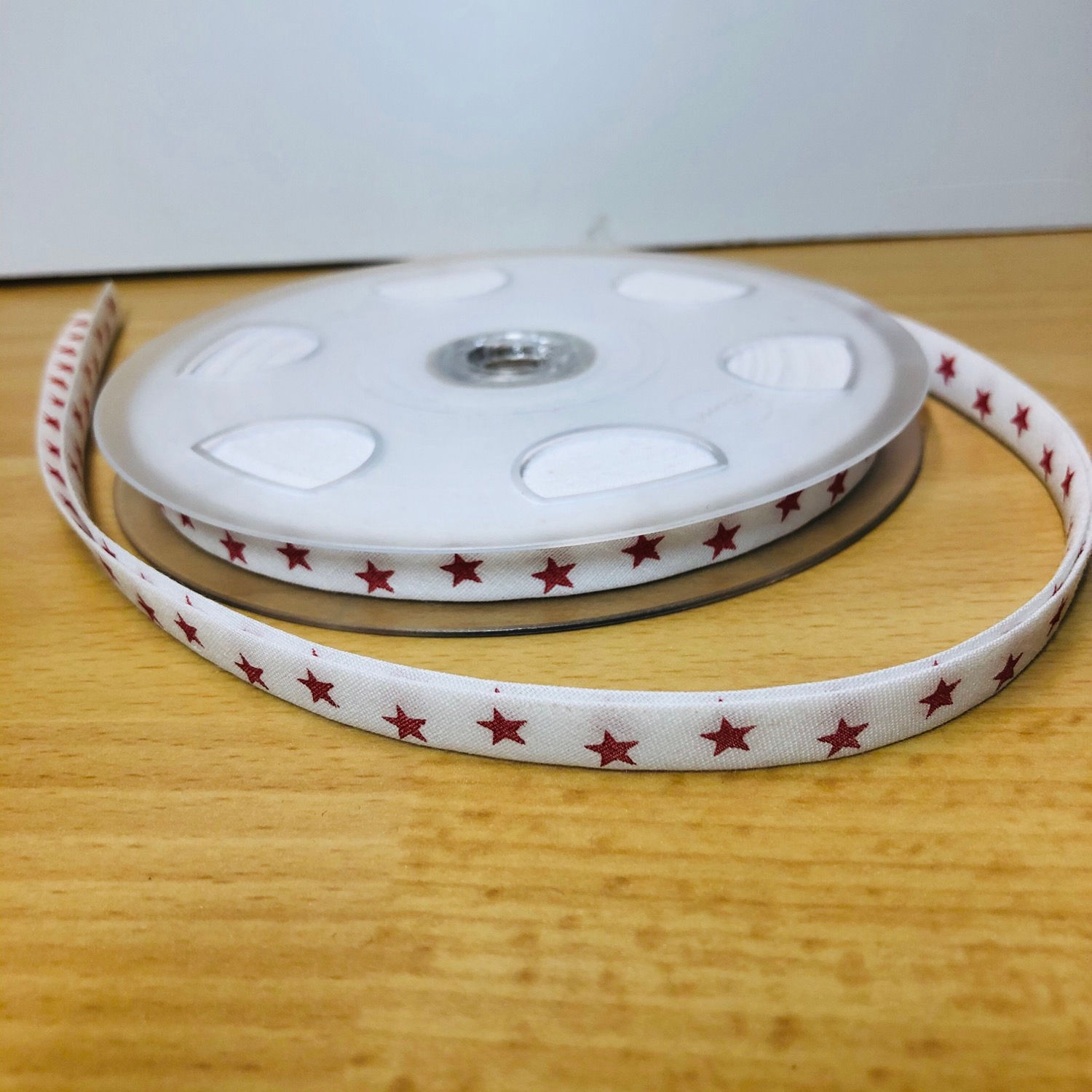 Biais pré plié étoile rouge sur fond blanc