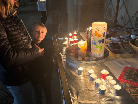 Ніч 1000 свічок на парафії Пресвятої Родини у Відні: молитва, пам’ять і світло надії
