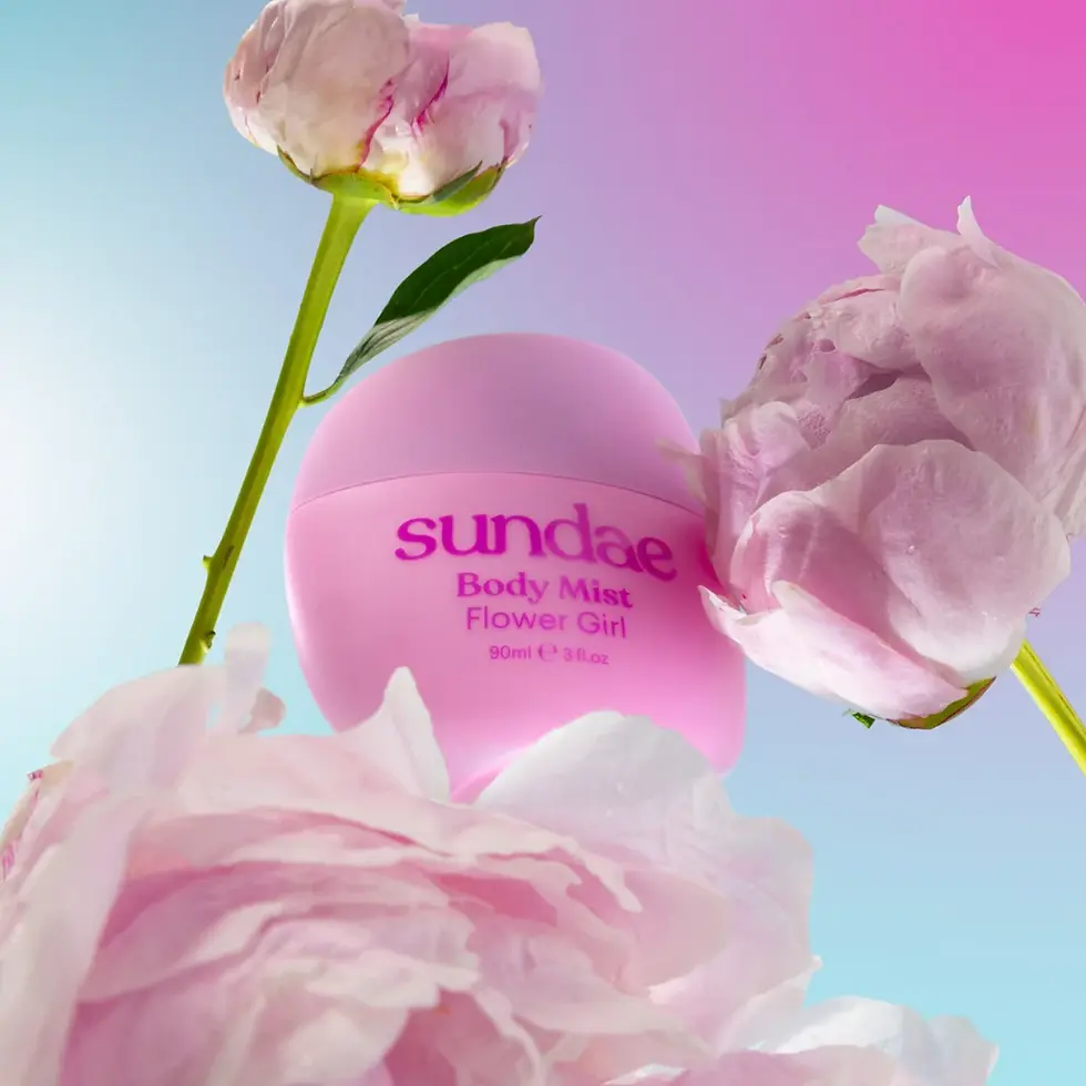 Sundae Flower Girl Body Mist zwischen rosa Blumen und Blüten