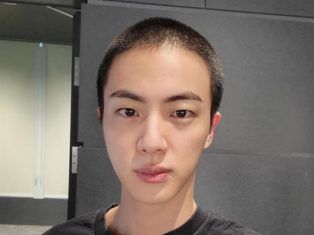 Jin от BTS се подстрига, преди да влезе в казармата