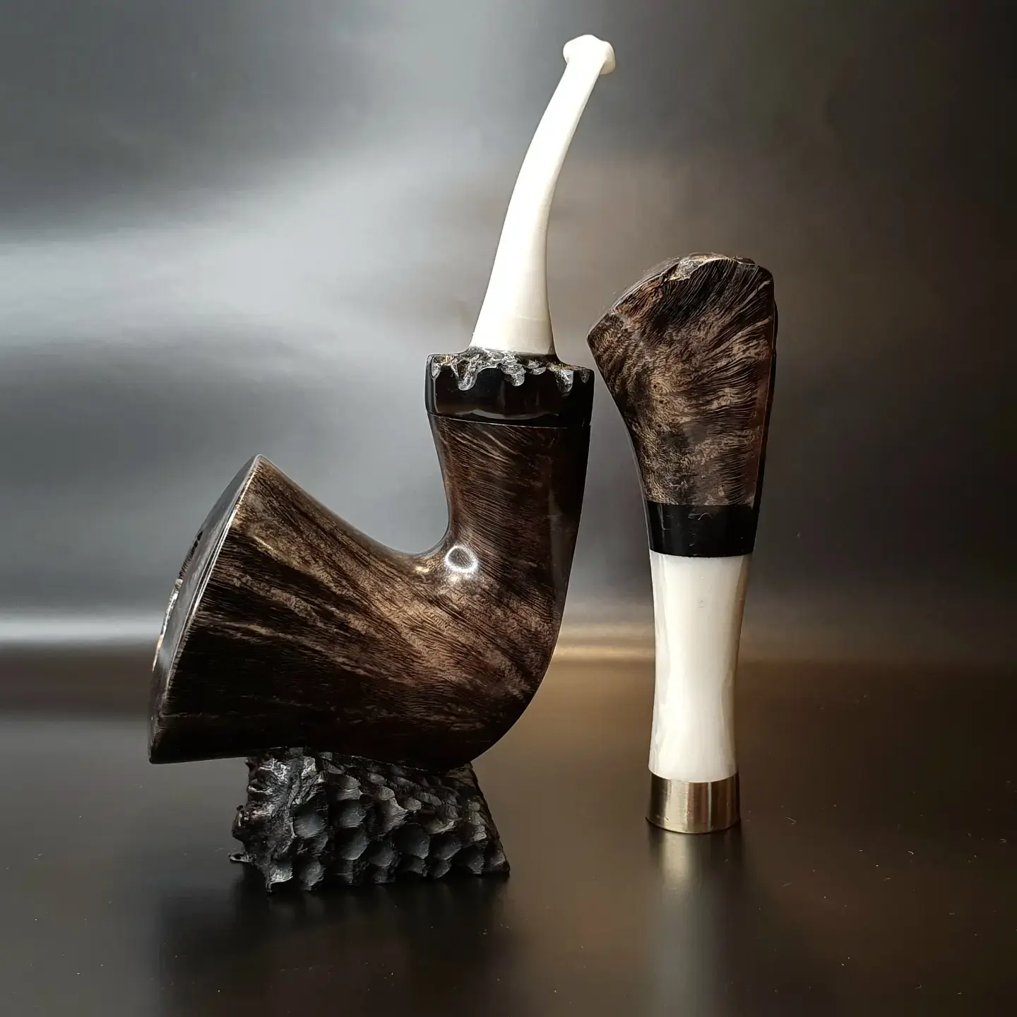 Griffon Vulture pipe with tamper and pipe stand