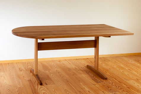 2本脚のダイニングテーブル。
長野県産無垢材のオーダー家具。