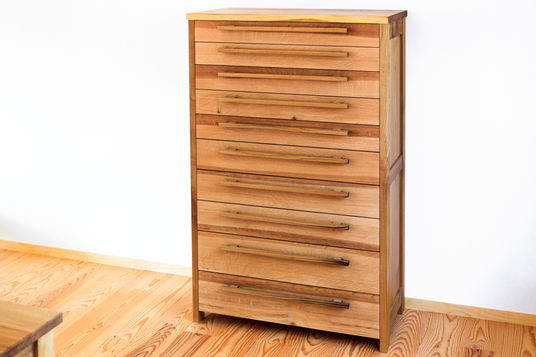 本体が框組のチェスト。
長野県産無垢材のオーダー家具。