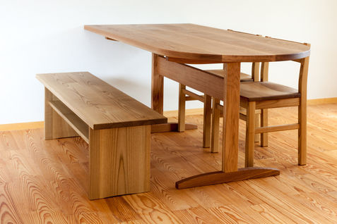 2本脚のダイニングテーブル。
長野県産無垢材のオーダー家具。