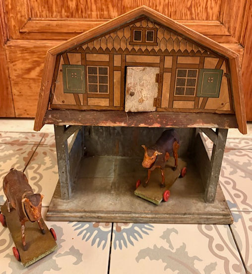 OUD SPEELGOED STAL MET KOEIEN (Duitsland ca 1900)