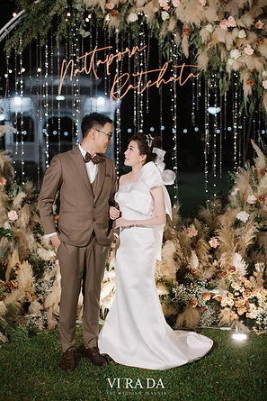 A stunning collection of memories from a romantic outdoor garden wedding. The ceremony takes place beneath a giant iconic tree, beautifully adorned with soft drapery, pampas grass, and white roses. The event features a harmonious blend of traditional Thai morning customs—complete with a Khan Maak procession—and an intimate open-air evening reception illuminated by strings of warm fairy lights.
Designed and curated by VIRADA Creative Wedding Planner, specializing in luxury destination weddings in Northern Thailand.
