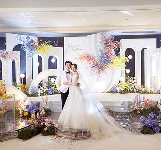 Couple posing at the wedding Stage