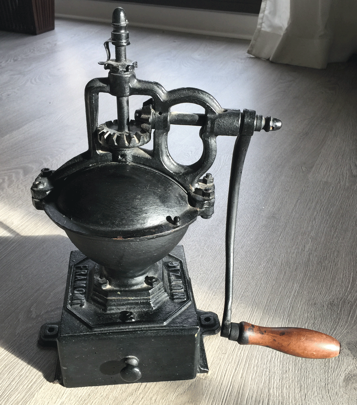 Antique-Cast-Iron-Coffee-Grinder-3