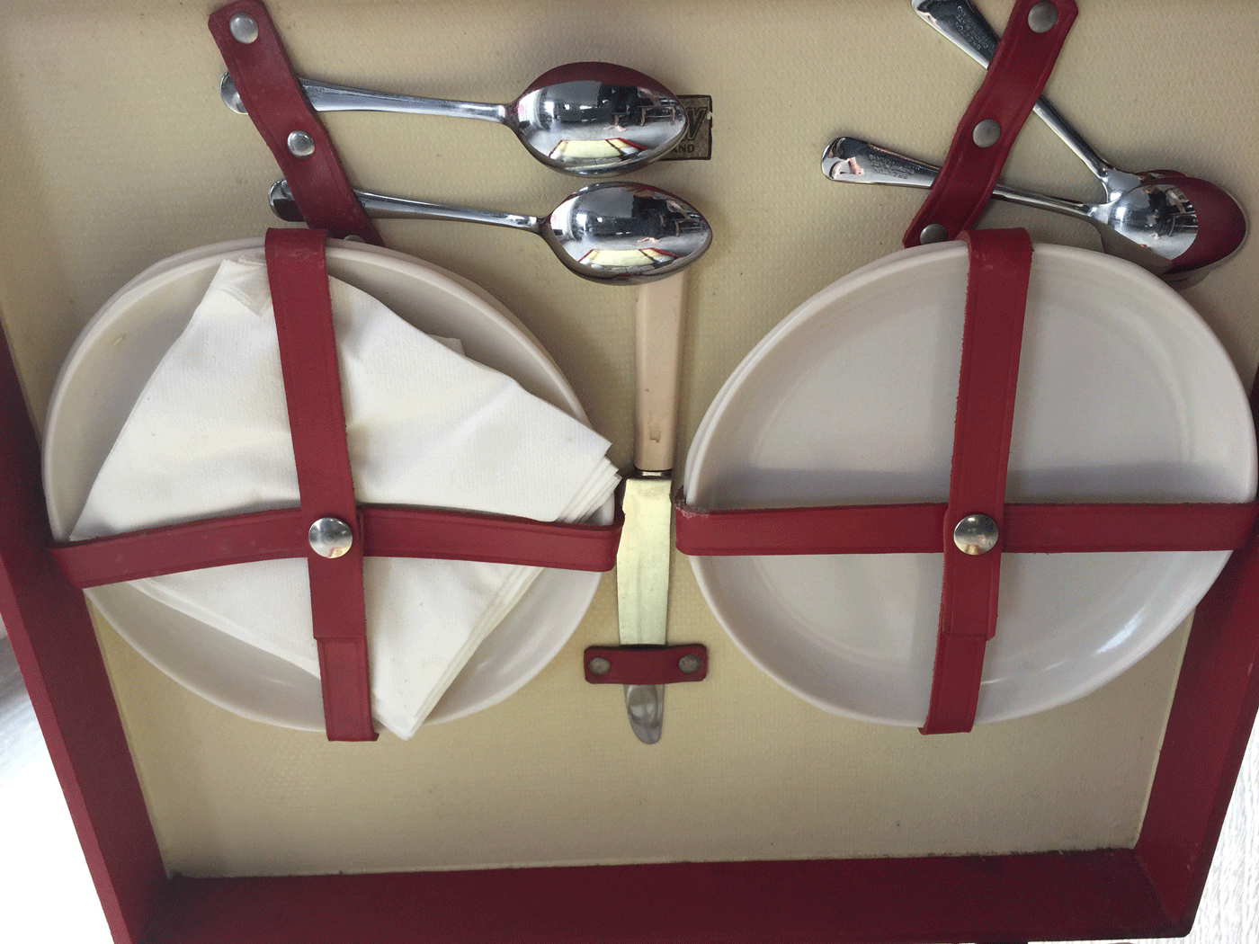 Retro-Picnic-Basket-Inside-Top