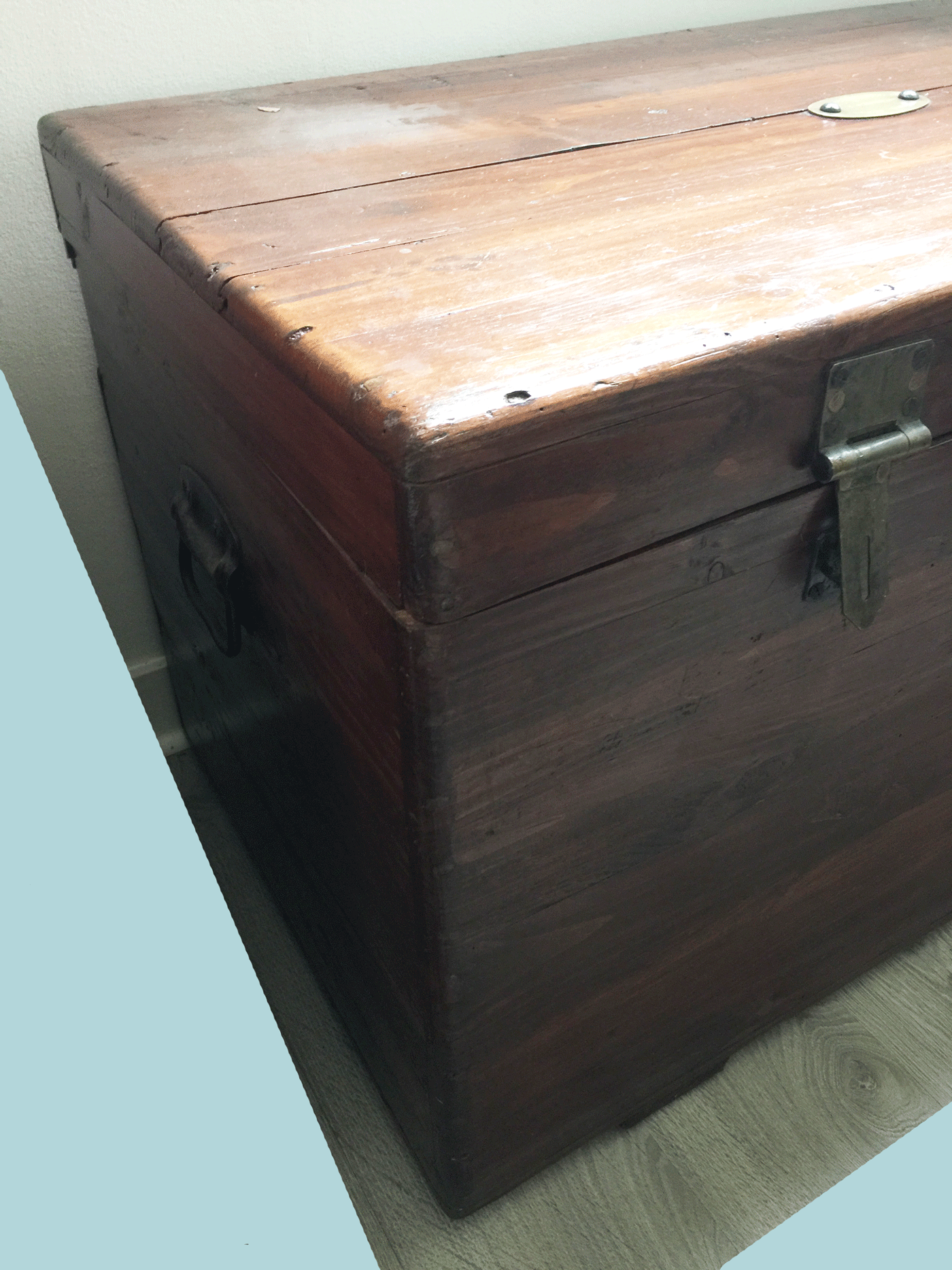 Antique-Wooden-Trunk-Corner
