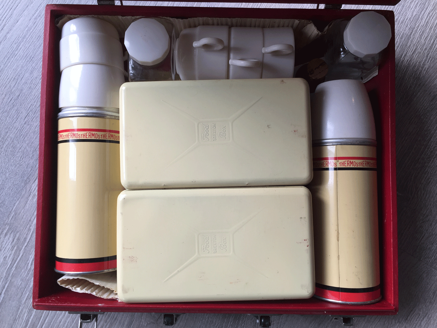 Retro-Picnic-Basket-Inside