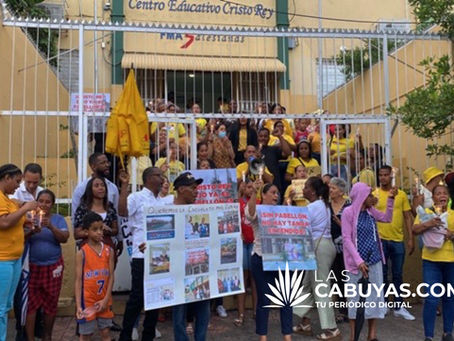 "Asociación de Padres afirma que no hay lugar para aulas móviles en la escuela Cristo Rey.