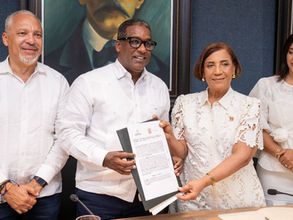 IDOPPRIL y la Alcaldía de La Vega, bajo la dirección de Amparo Custodio, suscriben un acuerdo histórico para salvaguardar a los trabajadores municipales.