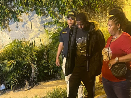 Hombre que asesinó a su pareja y dejó herida a su hija en Monte Plata se entrega a las autoridades
