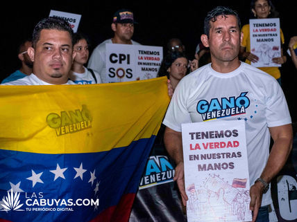 Venezolanos en RD se manifiestan bajo la lluvia exigiendo la entrega de actas electorales.