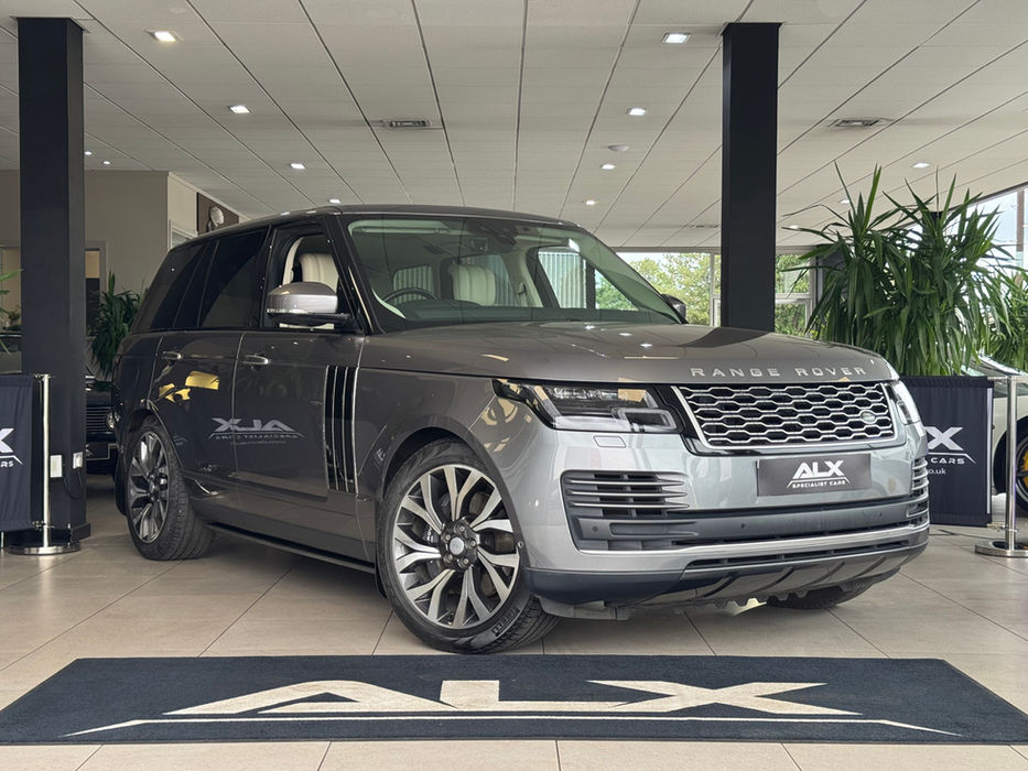 Range Rover Vogue SE Finished in Eiger Grey metallic with an Ivory and Ebony duo-tone semi aniline leather interior. This stunning Range Rover Vogue SE P400 is offered in fantastic condition having covered just 59,300 miles in total.
The Vogue SE boasts a fantastic range of specification including the Fixed Panoramic Sunroof, Meridian Surround Sound audio, Soft Close Doors and much more.
Our example also benefits the Electrically deployable side steps along with a fantastic colour combination and the car comes complete with a Full service history.
For more details on this fantastic example of the Range Rover Vogue SE fitted with the rare P400 3.0 Petrol engine get in touch with a member of the team on 01765522523.