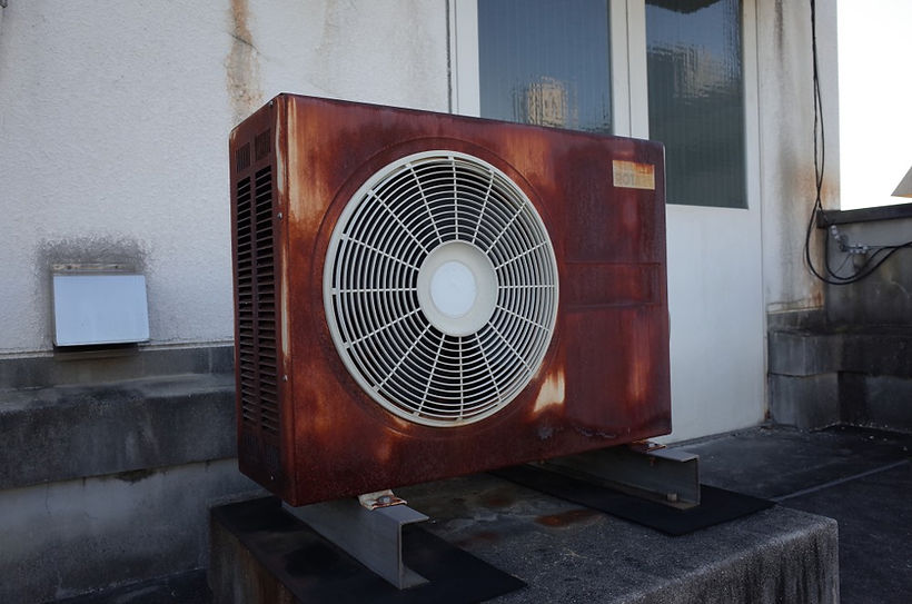 ボロボロのエアコン室外機