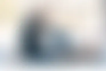 ストレッチをする女性トレーナー