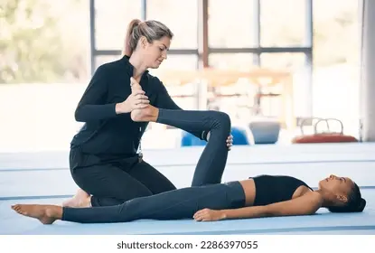 ストレッチをする女性トレーナー