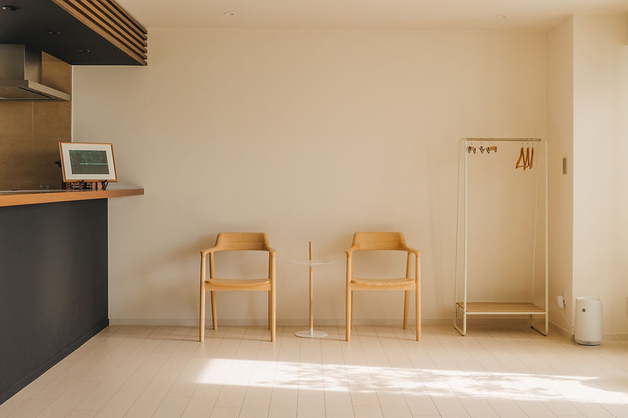 弊スタジオでは、「マットに座ること」だけが大事だとは考えていません。椅子に座る際にも、体の心地よさ、さらには椅子の素材や形をしっかり感じ取っていただきたいという願いがござ