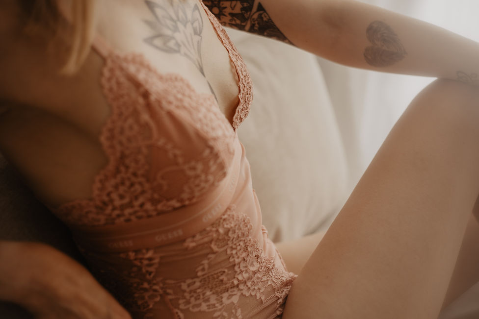 Boudoir-Shooting Chemnitz: "Sinnliches Boudoir-Shooting in Chemnitz. Entdecke deine natürliche Schönheit in einer entspannten Studioatmosphäre."