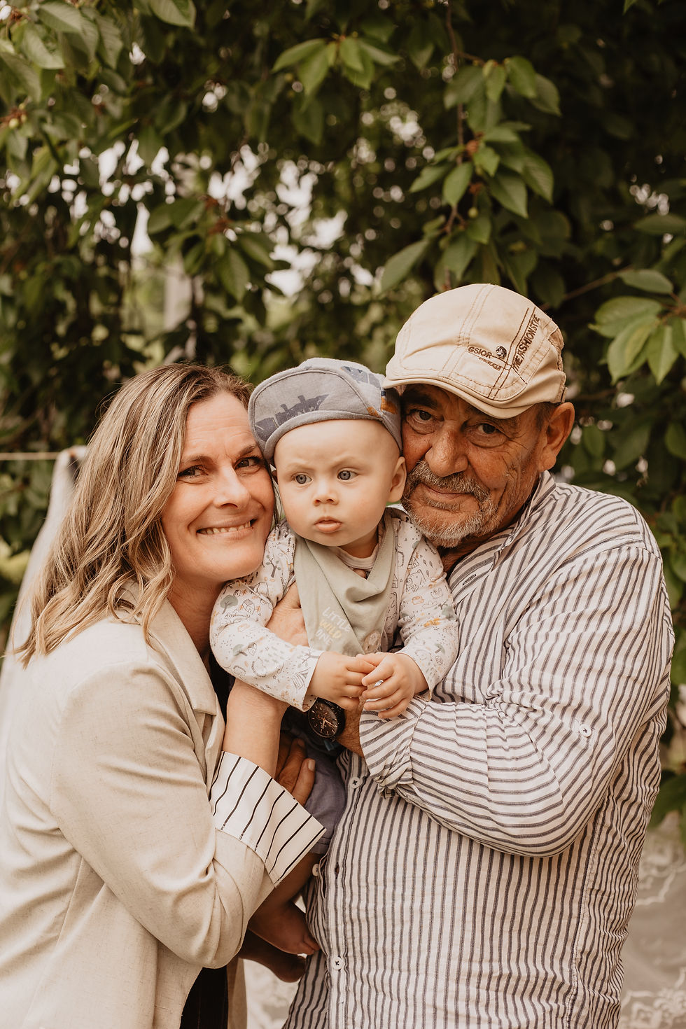 stolzer opa beim Kinderflohmarkt
