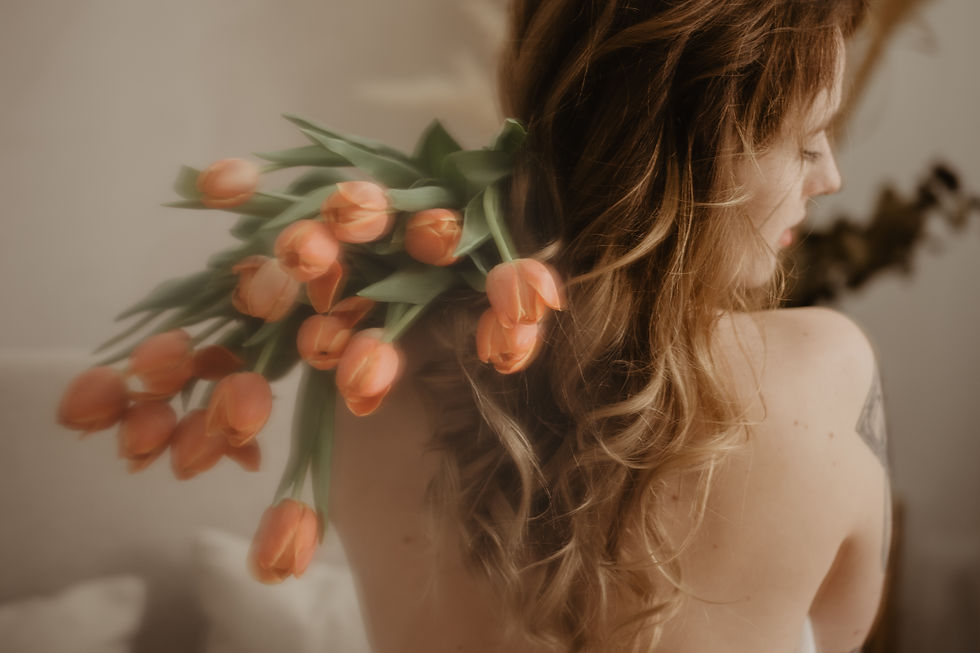 Selbstbewusste Frau Boudoir: Selbstbewusste Frau bei einem Boudoir-Shooting. Feiere deine Einzigartigkeit und Schönheit.